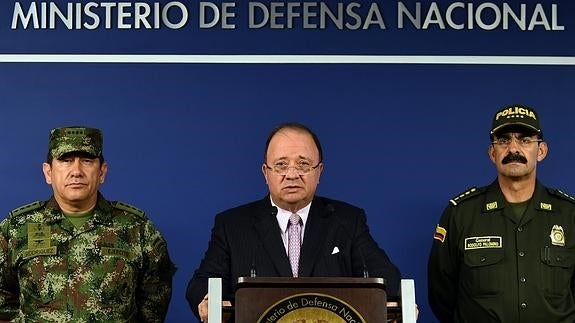 El ministro de Defensa colombiano, Luis Carlos Villegas (c).