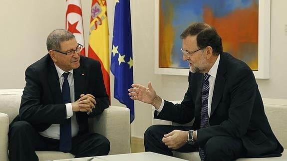 El presidente del Gobierno, Mariano Rajoy (d), durante la reunión que ha mantenido con el primer ministro de Túnez, Habib Essid (i).