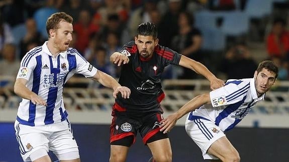 Zaldua (d) y Zurutuza (i) pelean por un balón con Nolito. 