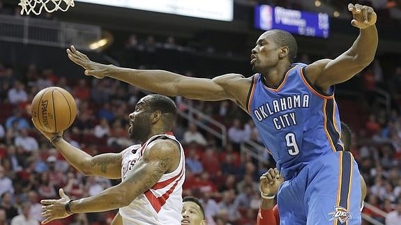 Ibaka (d) trata de taponar un lanzamiento. 