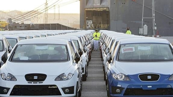 Coches a la espera de ser exportados. 