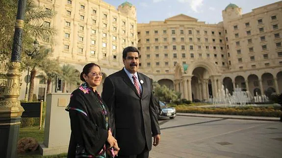 Nicolás Maduro junto a su esposa, Cilia Flores.