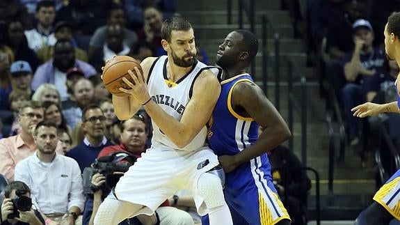 Marc Gasol trata de escapar de la marca de Draymond Green. 