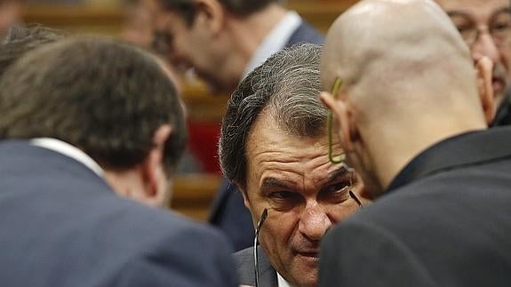 Artur Mas habla con Junqueras y Romeva. 