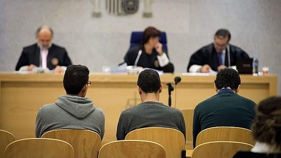 Los responsables de Youkioske, durante el juicio.