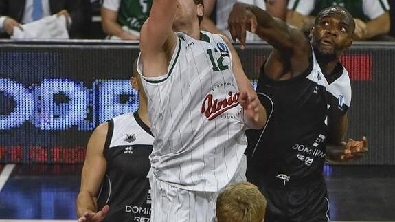 Shawn James (d), en un partido con el Bilbao Basket. 