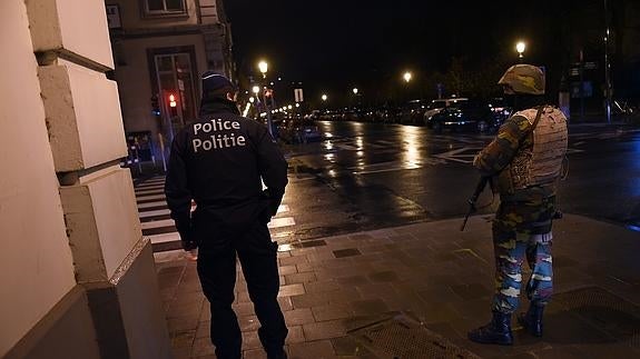 Un policía y un soldado vigilan las calles de Bruselas.