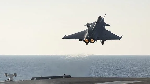 Un avión militar francés despega desde el portaaviones Charles de Gaulle. 