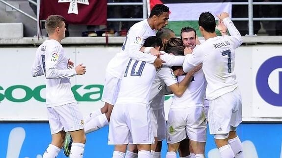 Los jugadores del Real Madrid celebran el primer gol. 