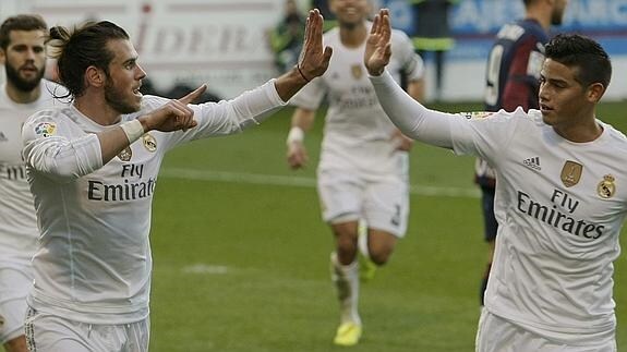 Bale (i) y James celebran un gol. 