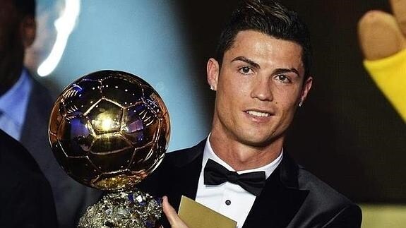 Cristiano Ronaldo posa con su último Balón de Oro. 