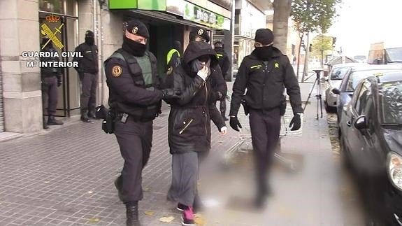 Agentes, con la mujer detenida en Granollers. 