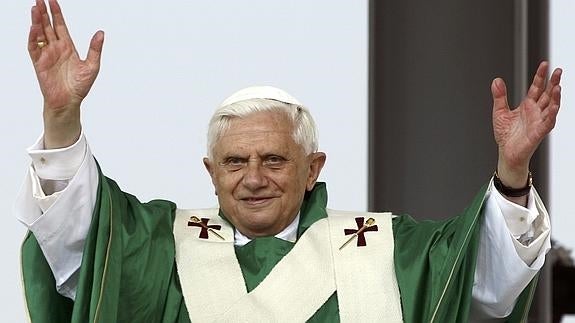 El Papa Benedicto XVI saluda a la gente congregada en la V Jornada Mundial de las Familias, Valencia.