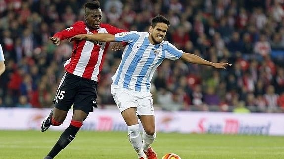 Iñaki Williams (i) disputa un balón con Juan Carlos Pérez. 