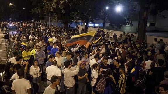 Un grupo de personas celebra la victoria obtenida por la oposición. 