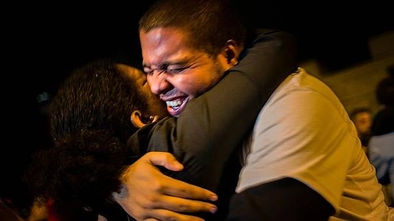 Ciudadanos venezolanos celebran la victoria de la oposición. 