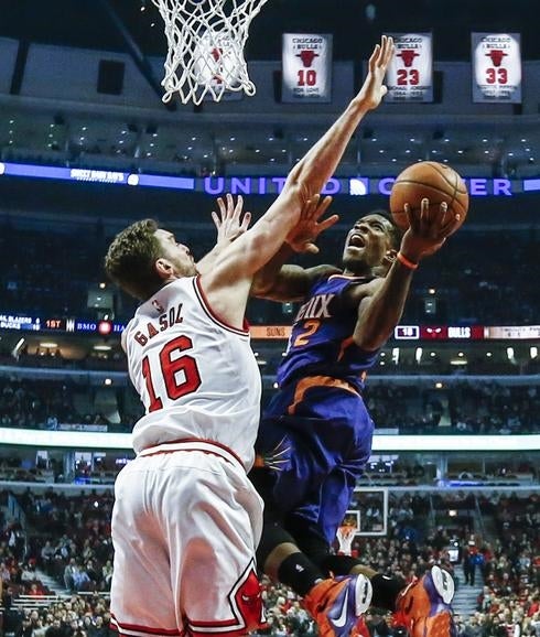 Pau Gasol trata de taponar a Eric Bledsoe. 