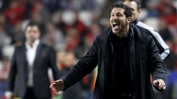 Simeone da ordenes a sus jugadores en Lisboa. 