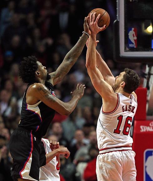 Pau Gasol puso un tapón a DeAndre Jordan. 