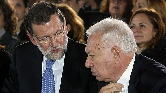 Rajoy conversa con Margallo en Orihuela.