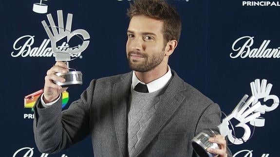 El cantante Pablo Alborán, premio a la mejor canción nacional y al mejor artista nacional, durante la gala de entrega de los Premios 40 Principales.