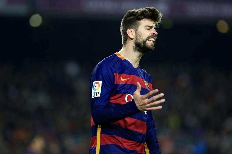 Piqué, durante el partido ante al Deportivo. 