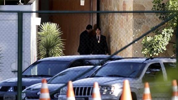 La Policía federal, a las puertas de la casa de Eduardo Cunha. 