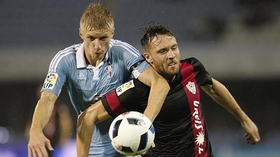 Daniel Wass (i) pugna por un balón con Eldin Hadzic (d). 