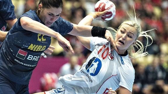 La noruega Stine Oftedal (d) lanza durante la semifinal. 