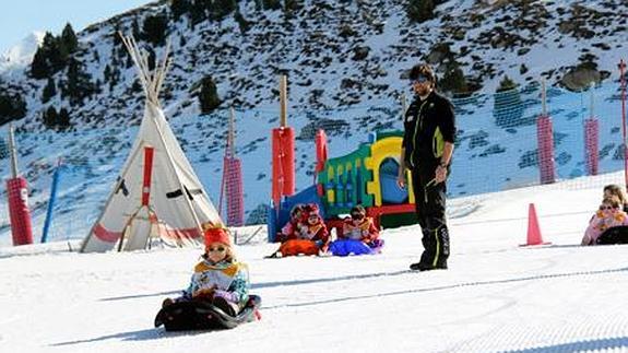 Los niños se lanzan en trineo en el Jardín de la Nieve