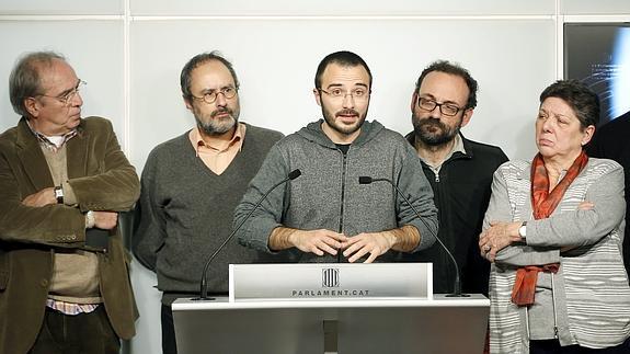 El diputado de la CUP Albert Botran (c), junto a los demás parlamentarios de su grupo.