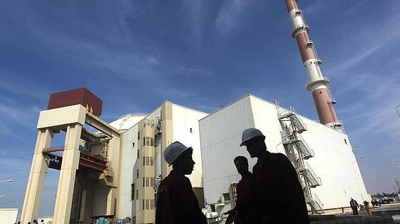 Trabajadores en las instalaciones de la central nuclear de Bushehr, en el sur de Irán.