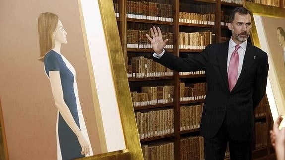 El Rey junto a un retrato de la reina Letizia tras la entrega del Premio Príncipe de Viana de la Cultura 2015. 