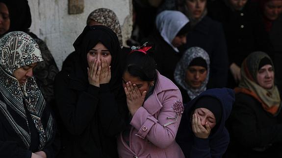 Familiares de Bilal Zayed, uno de los palestinos abatidos, en el campo de refugiados de Qalandia.