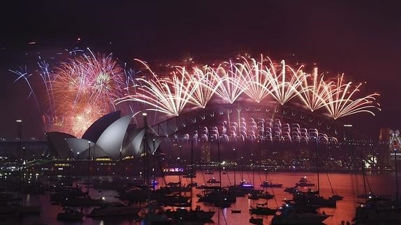 Espectáculo de fuegos artificiales para recibir 2016 en Australia. 