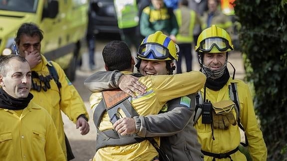 Bomberos de la Generalitat se felicitan tras finalizar las labores de búsqueda. 