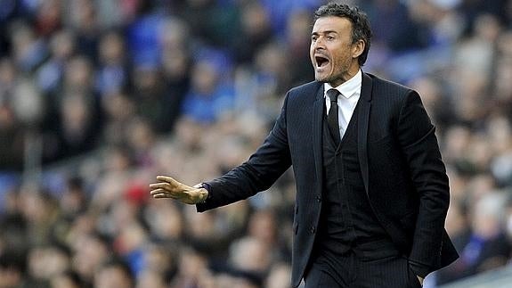 Luis Enrique da órdenes durante el partido ante el Espanyol. 