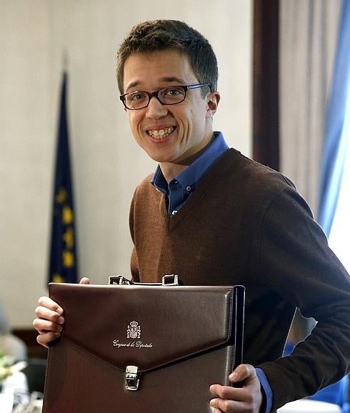 Errejón, con su cartera de diputado.