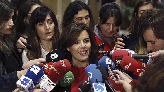 Sáenz de Santamaría atiende a los medios tras recoger su acta como diputada en el Congreso.