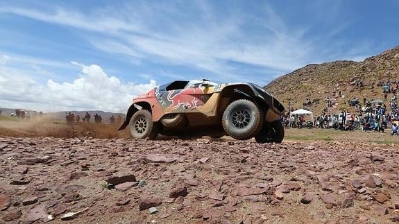 Carlos Sainz, durante la primera etapa en Bolivia. EFE