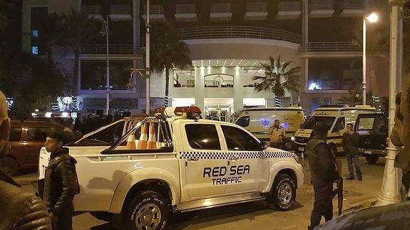 Las fuerzas de seguridad egipcia vigilan la entrada al hotel atacado.