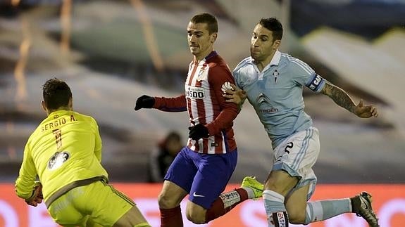 Griezmann, en pugna con el portero y un defensa vigués.