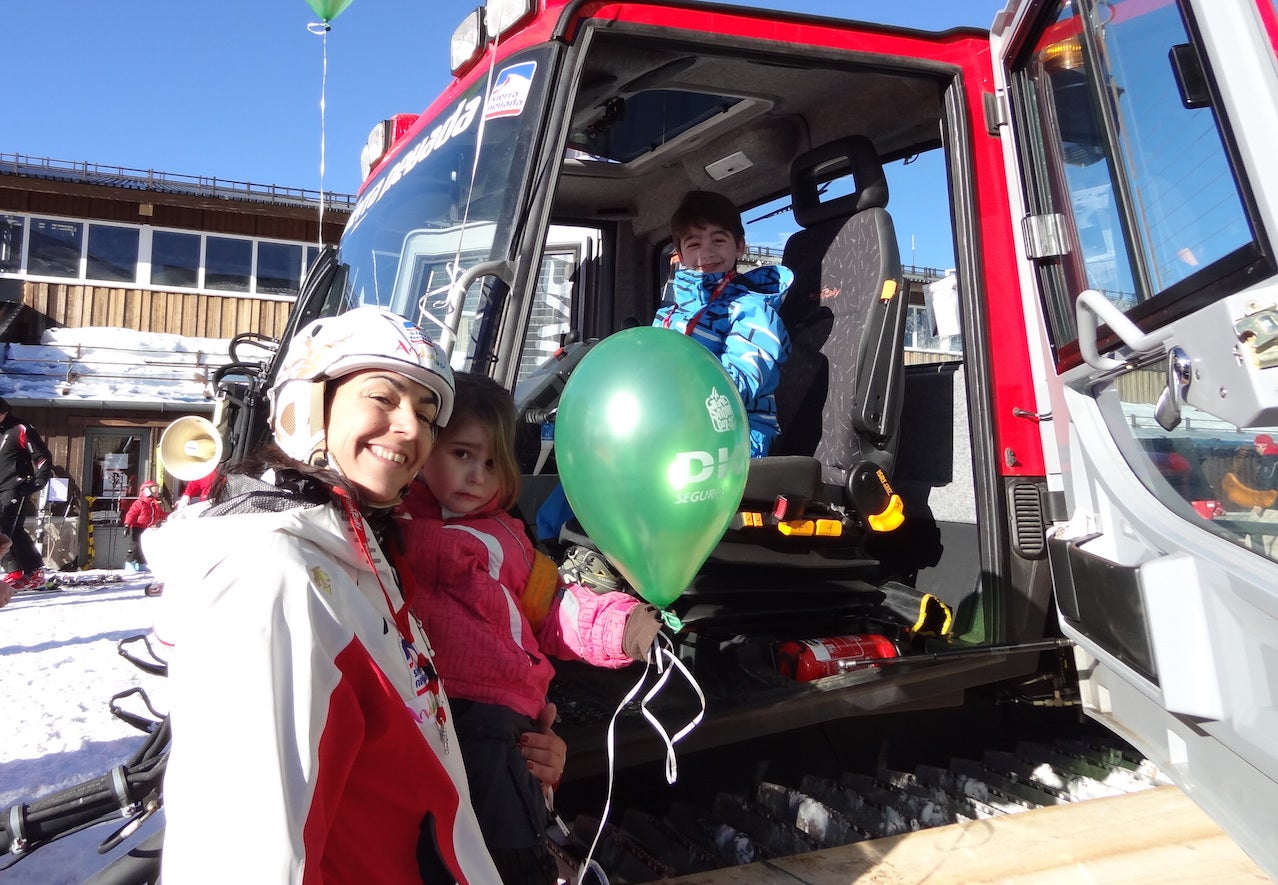 Usuarios disfrutando en Sierra Nevada con una máquina pisapistas