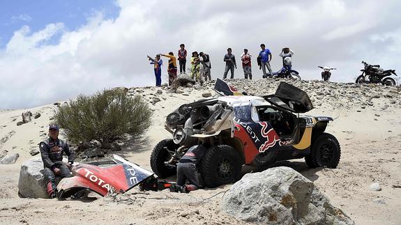 Carlos Sainz, junto a su Peugeot. 