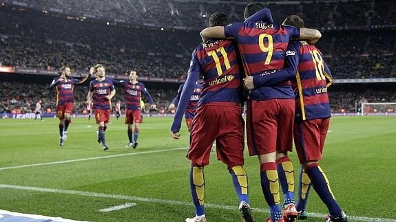 Los jugadores del barça celebran un gol. 