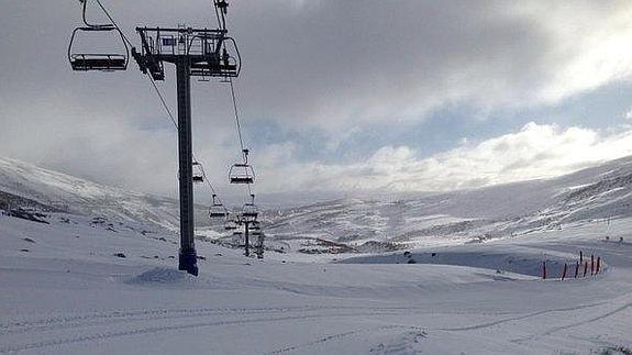 La nieve cubre las pistas de la estación cántabra