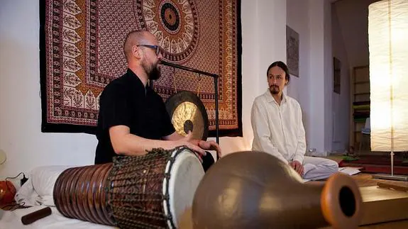 Guillermo González, a la izquierda, y José H. Pastor, forman Akash Sound Spirit. En la imagen, en una sesión de sound healing. 