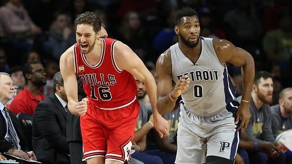 Pau Gasol (16) celebra una canasta frente a Detroit.