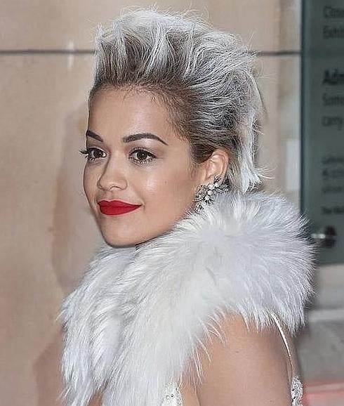 Rita Orá, con el pelo gris plata. 