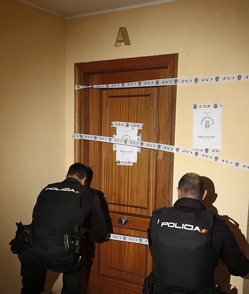 Agentes de Policía precintan la vivienda. 